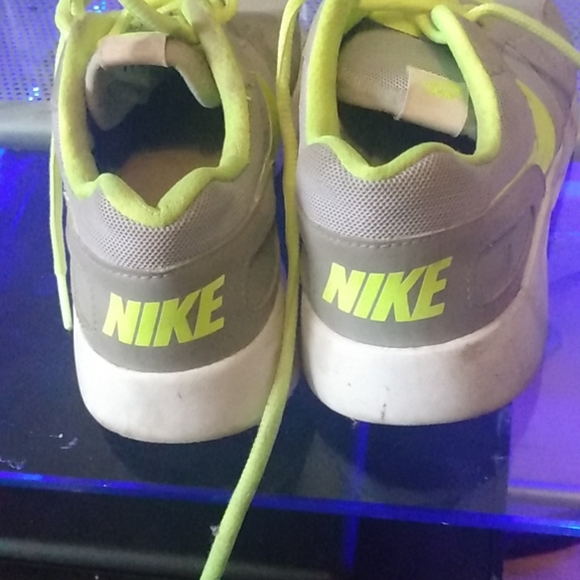 Girls Nike shoes - Picture 2 of 3